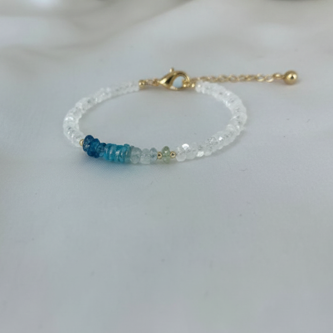 Bracelet with blue and clear aquamarine and moonstone beads
