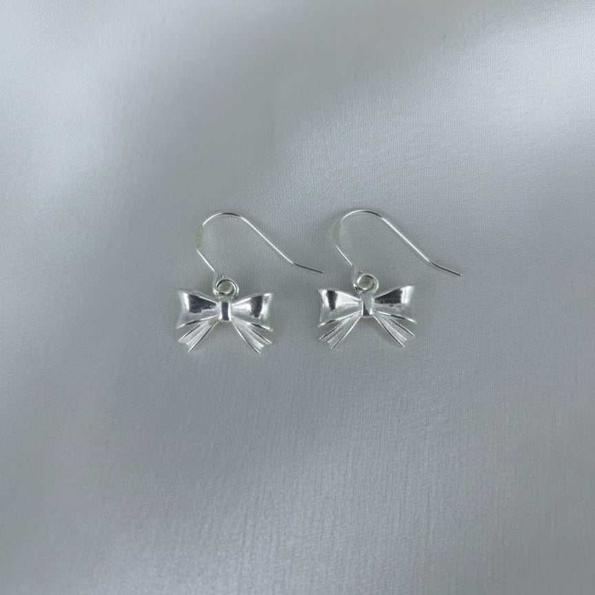 Silver bow-shaped earrings 