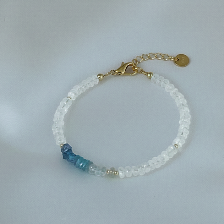 Bracelet with blue aquamarine and moonstone beads 
